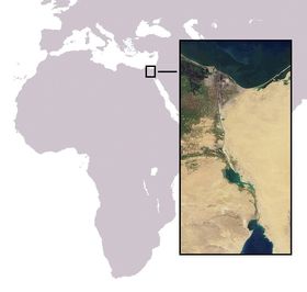 Suezkanalen betår av både menneskeutgavde kanaler og sjøer. Kanalen er uten sluser og gjør det mulig å seile mellom Middelhavet og Rødehavet. Illustrasjonen er laget av Yolan Chériaux, basert på åpent tilgjemgelig kart og bilde fra NASA. 