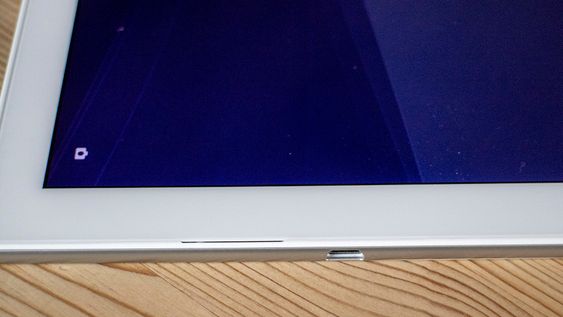Vanntett: I Xperia Z4 Tablet er USB-kontakten blitt vanntett. Tidligere måtte man åpne et lokk for å lade. Den nesten umerkelige spalten til venstre for for kontakten er den ene høyttaleren.