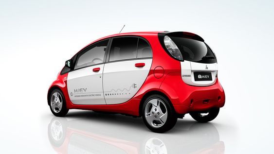 «Trillingene», her representert av Mitsubishi i-Miev, er ganske små elbiler som egner seg bra til mange formål.