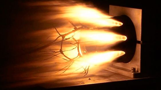 Her demonsteres en 3D-printet rakettmotor til bruk i missiler.