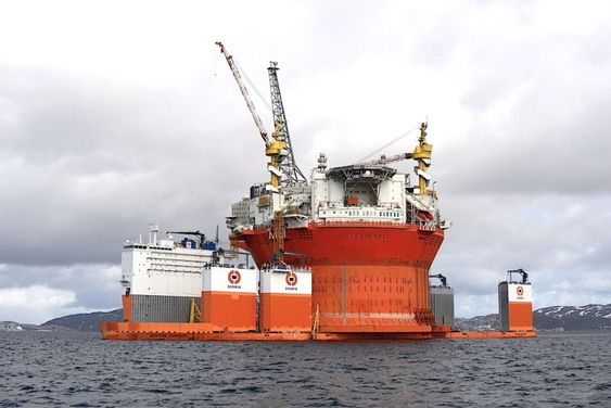 Foreløpig står Goliat på fraktefartøyet Dockwise Vanguard, men plattformen skal snart flytes av og “stå på egne bein”. MÅ IKKE BRUKES REDAKSJONELT