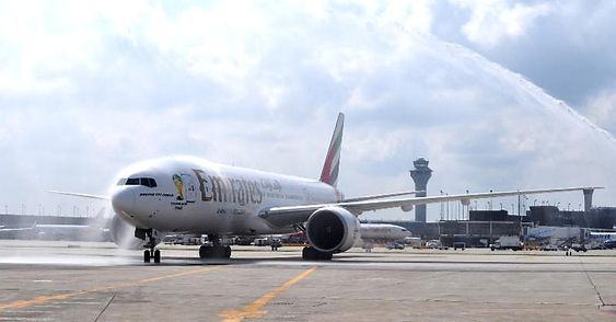 En Boeing 777-200LR på O'Hare lufthavn i august 2014 da Emirates åpnet ruta mellom Dubai og Chicago. 