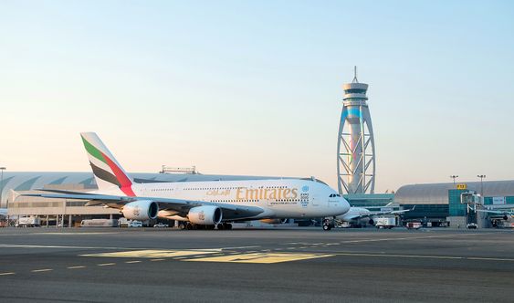 Airbus A380-800 er et vanlig syn på Dubai internasjonale lufthavn. Emirates har utelukkende bredbuksfly i sin flåte, deriblant 62 slike dobbeltdekkere. 