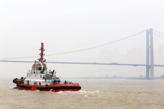 Den første av to kinesiske slepebåter med gassmoterer fra Rolls-Royce på prøvetur. Den blir nå levert fra verftet Zhenjiang til CNOOC. 