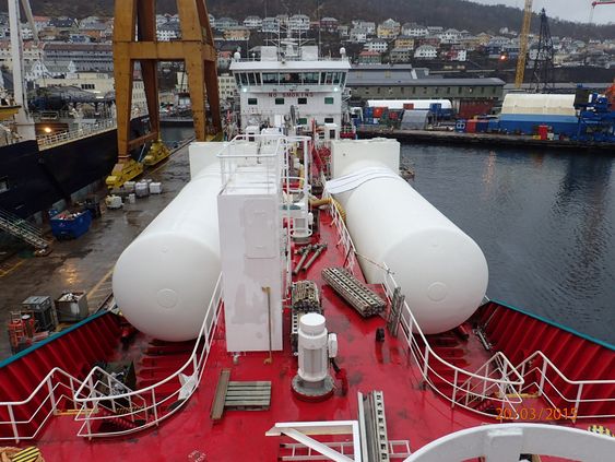 De to gasstankene er plassert på dekket til Bergen Viking. 