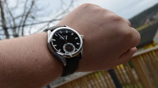 Alpina Horological Smartwatch ser ut som en klassisk ur.