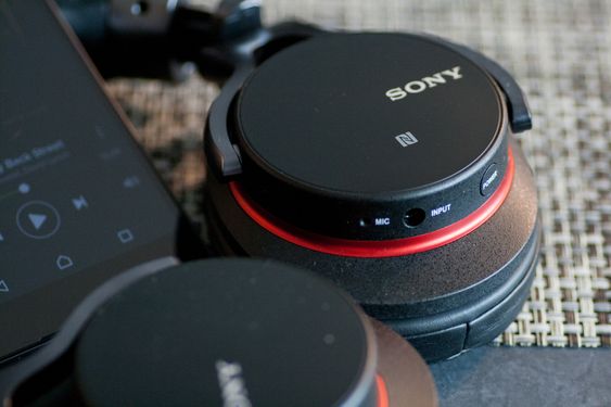 Det er lett å koble blåtannklokkene sammen med telefoner eller mobiler. Alt som skal til er å holde på-bryteren inne i fem sekunder.