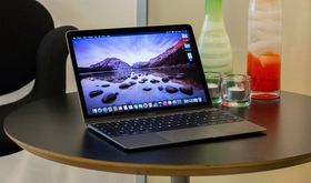 De nye MacBook-ene skal eter sigende ligne på den eksisterende 12-tommersutgaven, her avbildet.