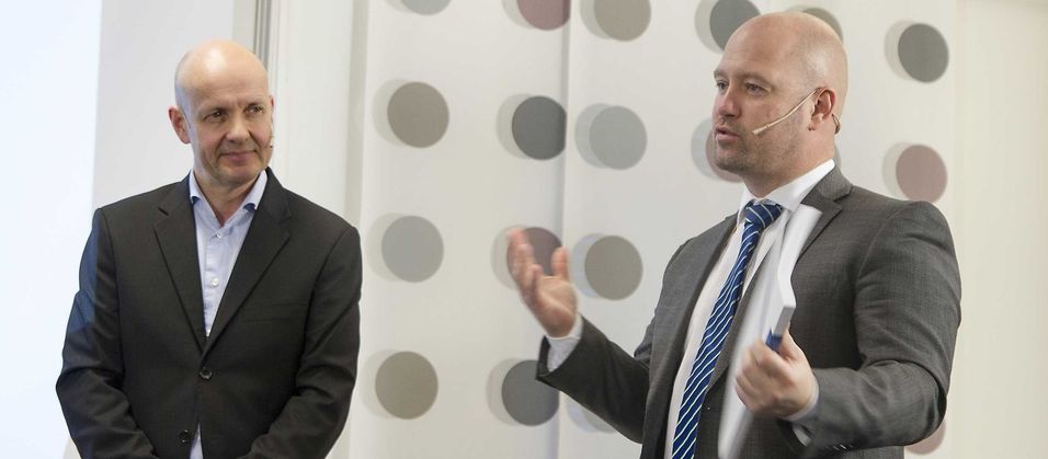 Utvalgsleder Olav Lysne overleverte den 330 sider store rapporten om digital sårbarhet til justis- og beredskapsminister Anders Anundsen, som understreket hvor viktig sikkerhet og beredskap er for regjeringen.