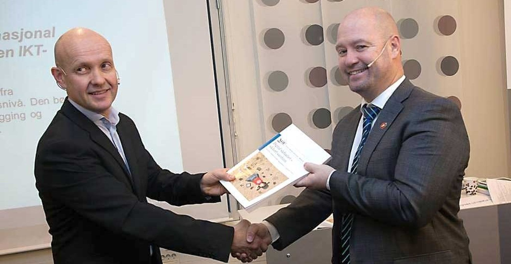 Olav Lysne gir her justis- og beredskapsminister Anders Anundsen en papirversjon av sårbarhetsrapporten.