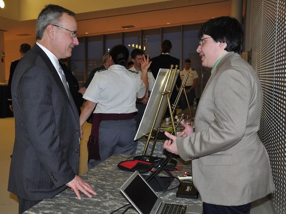Thomas Sohmers i samtale med Jack Obusek, teknisk direktør for U.S. Army Natick Soldier Research under en designkonkurranse i 2013. Sohmers var da tilknyttet MIT Labs hvor han blant annet bidro til utviklingen av et laserbasert og kryptert kommunikasjonssystem kalt Apollo.