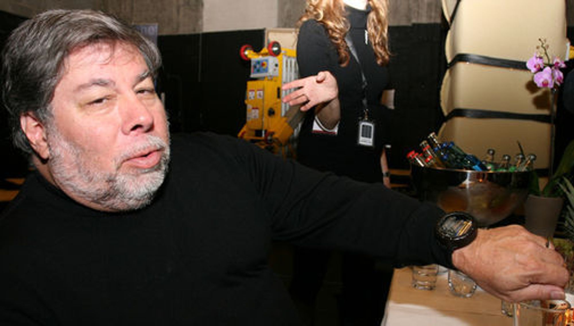 Wozniak er kjent for å elske duppeditter, og viser stolt frem klokken sin, en Nixie med neon-rør. I lommene har han to stykk iPhone, så han både kan prate og leke seg med apps samtidig.