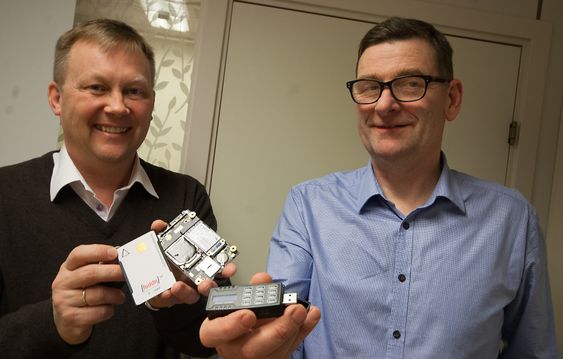 Smartkort, kryptert SSD og minnepinnen. Fra v. teknologidirektør Atle Haga og adm.dir Gudmundur Einarsson i High Density Devices AS.