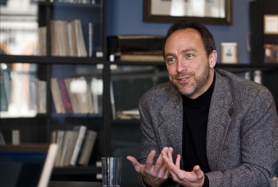FRYKT: Wikipedia-grunnlegger Jimmy Wales mener NSAs masseovervåkning ødelegger internett og skaper frykt. Nå går han i spissen for et søksmål mot det amerikanske etterretningsorganet.