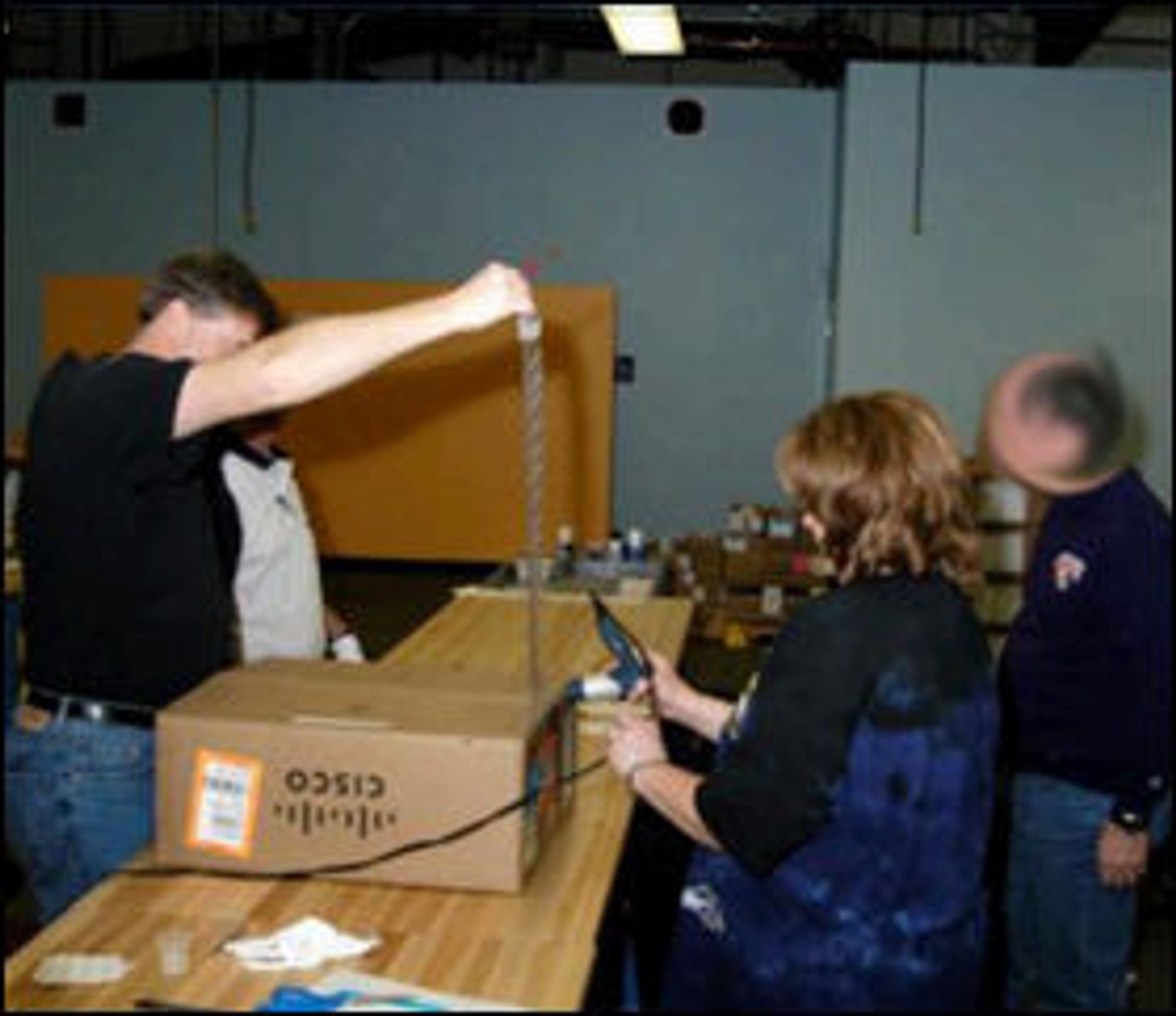 NSAs trollmenn i aksjon: Her åpner de en pakke fra Cisco. Bildet er fra lekkede NSA-dokumenter datert 2010.
