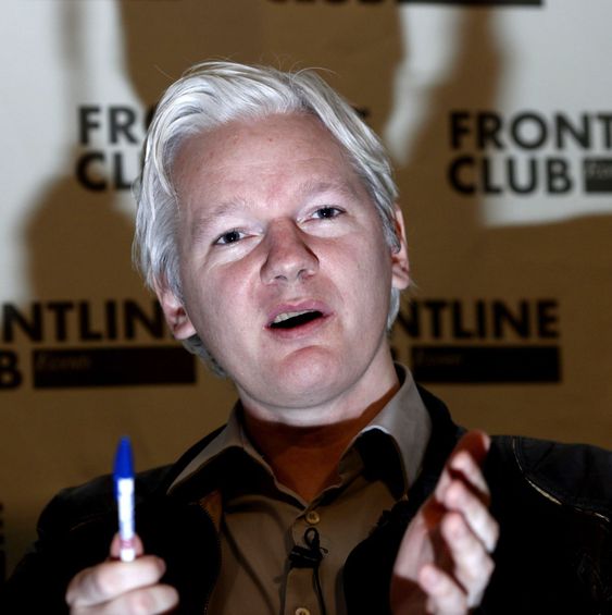 Julian Assange er innvilget politisk asyl i Ecuador, men blir arrestert hvis han forlater landets ambassade i London, der han søkte tilflukt i juni 2012.