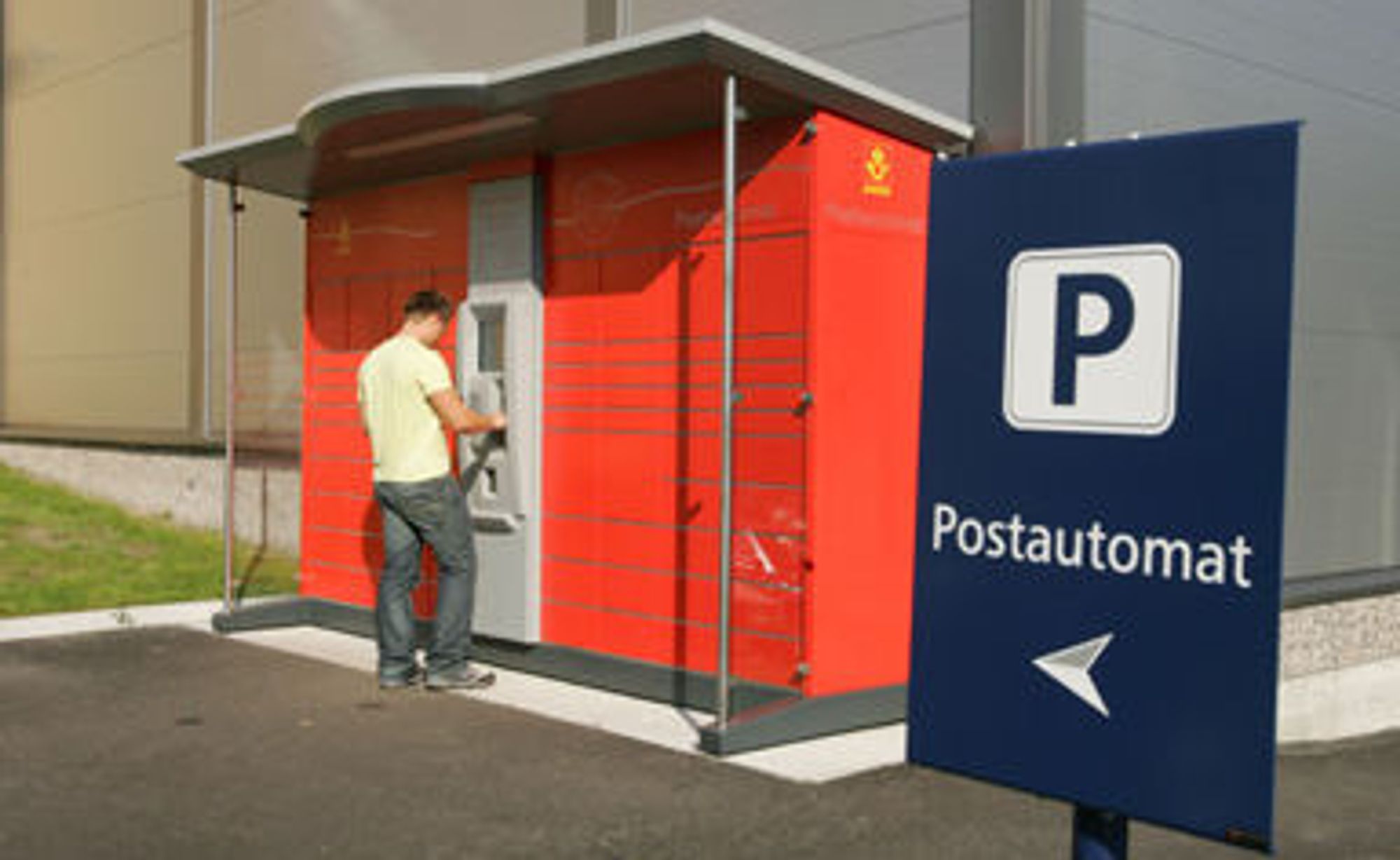 Posten mener helautomatiske postautomater vil bidra til å gjøre netthandel enda enklere. Automaten på bildet er utplassert i Sandefjord.