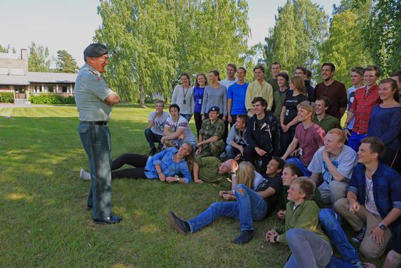 Sjefen for Cyberforsvaret i Norge, generalmajor Roar Sundseth foran årets kull av FIH-studenter. Kyberingeniør-studiene på Lillehammer er høyaktuelle blant norsk ungdom. Sundseth er spesielt glad for at kvinneandelen ved årets opptak er på drøyt 22 prosent.