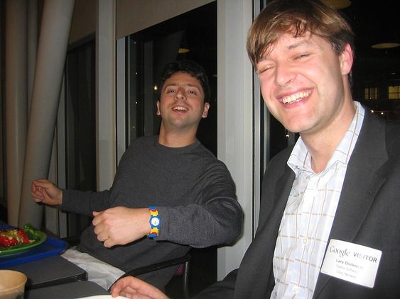 Sergey Brin og Lars Boilesen i 2005. Brin med Lego-klokke.