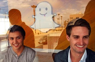 UNGE MILLIARDÆRER: Snapchat-gründerne (fra v.) Bobby Murphy og toppsjef Evan Spiegel fotografert ved selskapets hovedkvarter på Venice Beach i Los Angeles.
