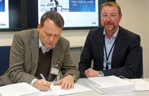 Her signeres Øivind Høines nettskyavtalen mellom NDLA og Evry. Til høyre Baard Muhlbradt.