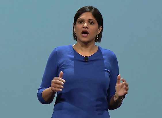 Produktsjefen for Google Now, Aparna Chennapragada, mens hun presenterte nyhetene på torsdagens konferanse.