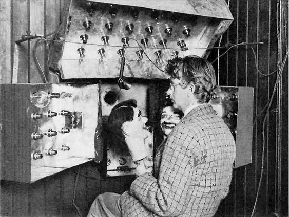 John Logie Baird demonstrerer sitt televisor-utstyr i 1925.