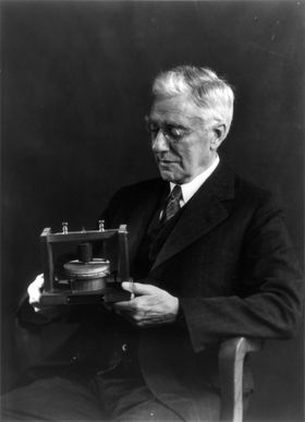 Thomas A. Watson med Bells originale telefon