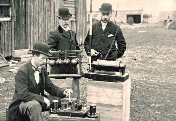 Ingeniører ved British Post Office inspiserer Marconis trådløse telefon-utstyr under en demonstrasjon på Flat Holm Island i 1895.