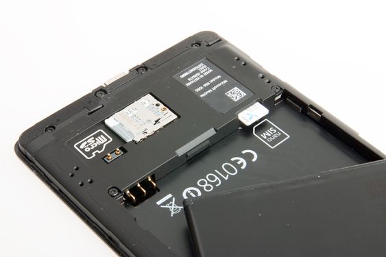 Du må ta ut batteriet for å komme til SIM-kortet, mens MicroSD-kortet er tilgjengelig bare ved å ta av bakdekselet.