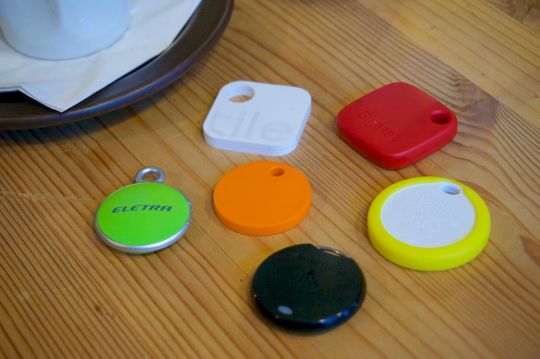 Alle brikkene samlet. Chipolo (oransje) og Eletra Bluetooth Tracker (grønn) er omtrent på størrelse med en 20-kroning, men ingen av brikkene er – som du kan se – spesielt store.