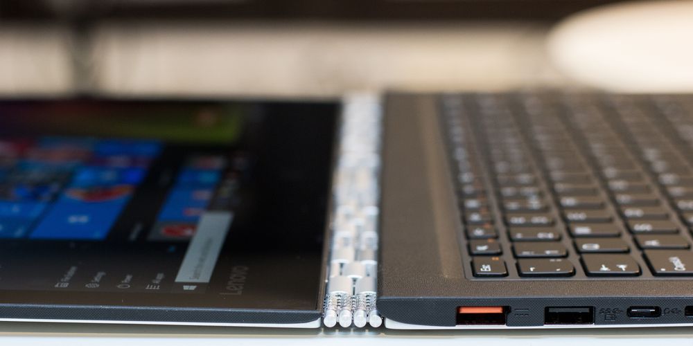 Yoga 900 takler alle posisjoner takket være den spesialutviklede skjermhengslen.