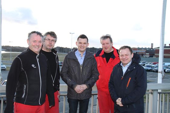 Hydro Aluminium, Karmøy. Fra venstre: Kjell Lie, prosjektleder Hydro, Helge Eriksen, automasjonsingeniør, Hydro, Sebastian Kminikowski, Goodtech Projects & Services, Bjarne Hauge, systemansvarlig og driftsansvarlig for styresystemet og Håkon Langdal, regiondirektør Goodtech Projects & Services.