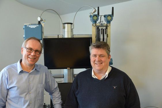 Salgsdirektør for sikkerhets- og automatiseringssystemer, Knut Glenna (t.v.), og kollega Petter Skaraas, salgsdirektør for instrumentering, er godt fornøyd med gjennombruddet i Nordsjøen.