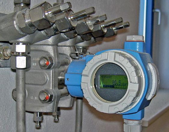 Eksempel på diff.trykk transmitter med 5 ventils manifold