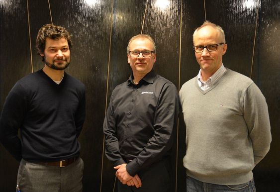 Stolt markedssjef Tom Erik Larsen hos Malthe Winje Automasjon flankeres av prosjekteringsleder Mads Larsen (t.h.) og prosjektleder Jan Kopperstad, begge i Oslo VAV. 