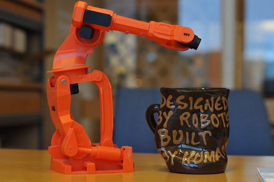 Teknologer har også humor: Kopp designet av roboter og produsert av mennesker. Motsatt tilnærming er kanskje bedre.
