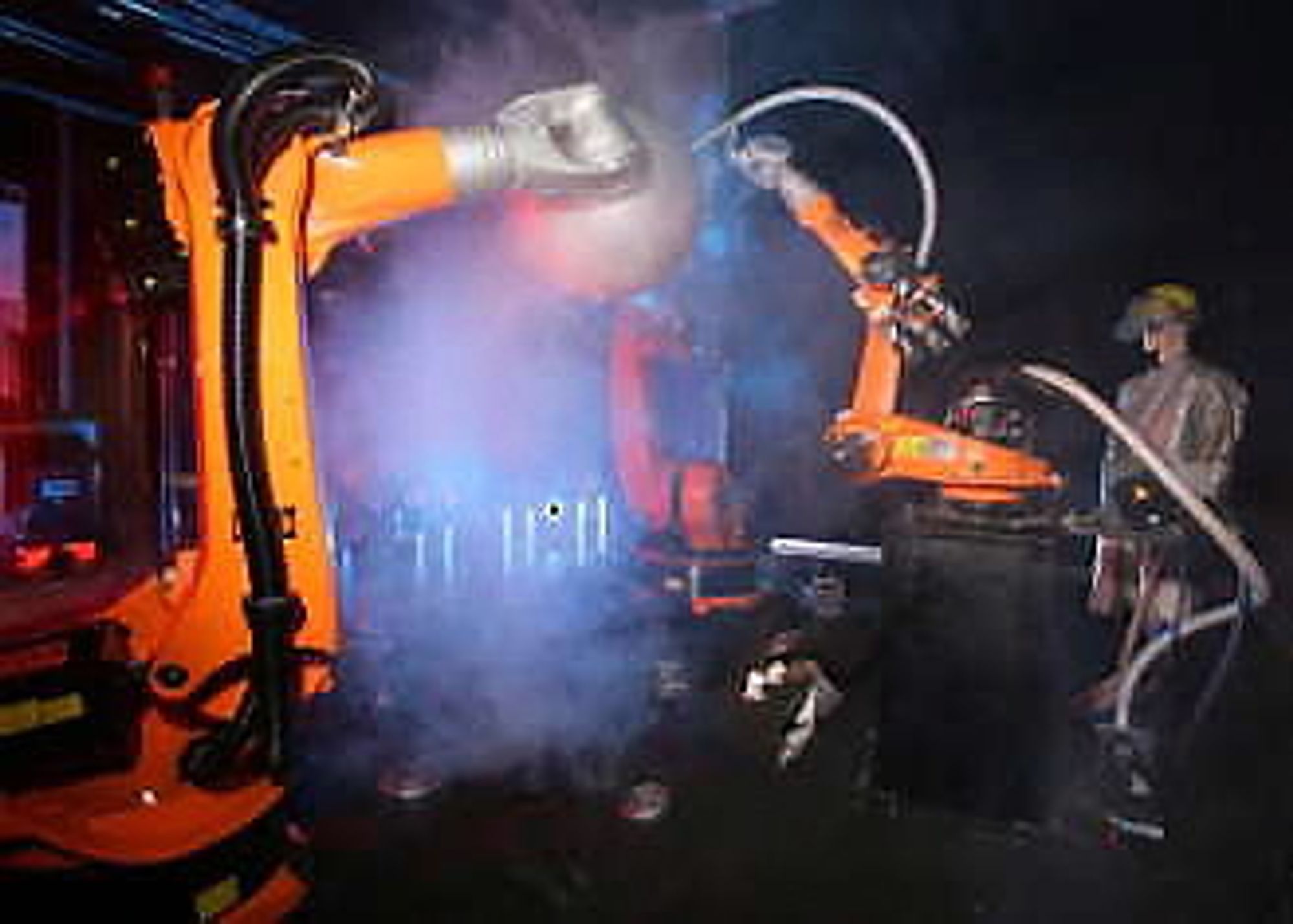 Eksempel på samarbeidende roboter: To holder arbeids-
stykket, og en tredje sveiser.