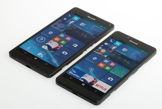 Lumia950 (foran) og 950 XL ved siden av hverandre.