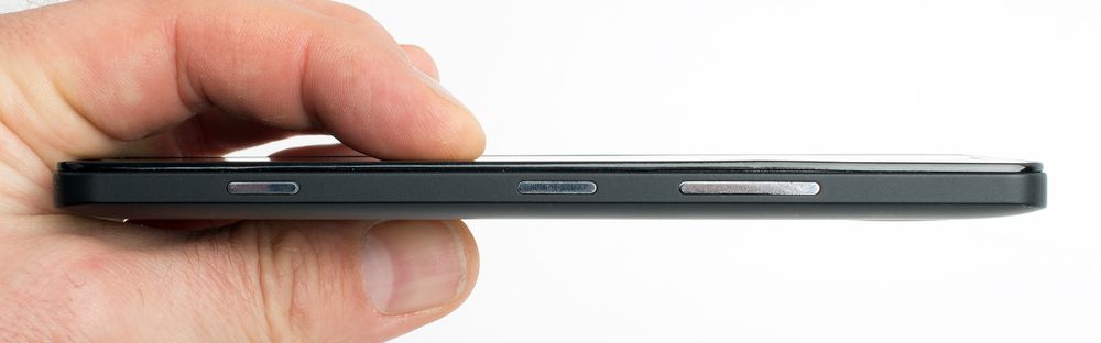 Med en tykkelse på 8,2 millimeter er ikke telefonen av de tynneste – men Lumia 950 virker likevel ikke som noen stor og klumpete telefon.
