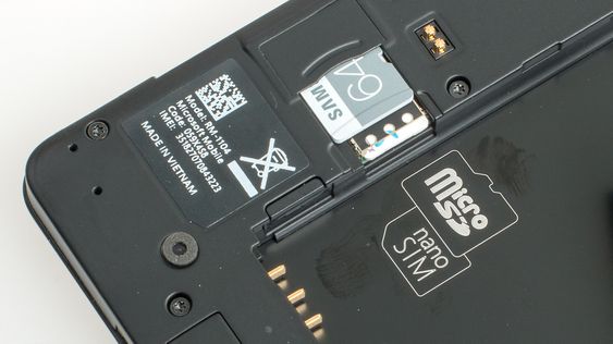 Under batteridekselet finner du plass til nano-SIM og et MicroSD-kort.