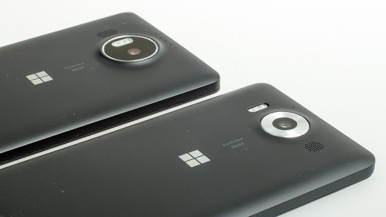 Lumia 950 (nærmest) og 950 XL bruker samme kamera, selv om de ser litt forskjellige ut på utsiden. Tre fargede LED-lys sørger for riktig farge på blitslyset.