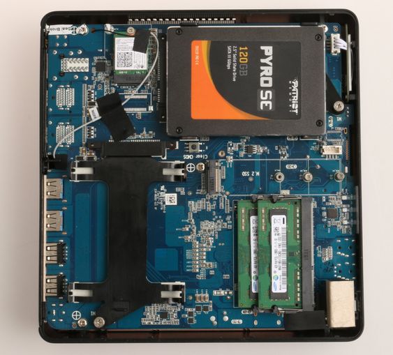 Med bunnplaten av er det enkelt å installere RAM og disker etter ønske.