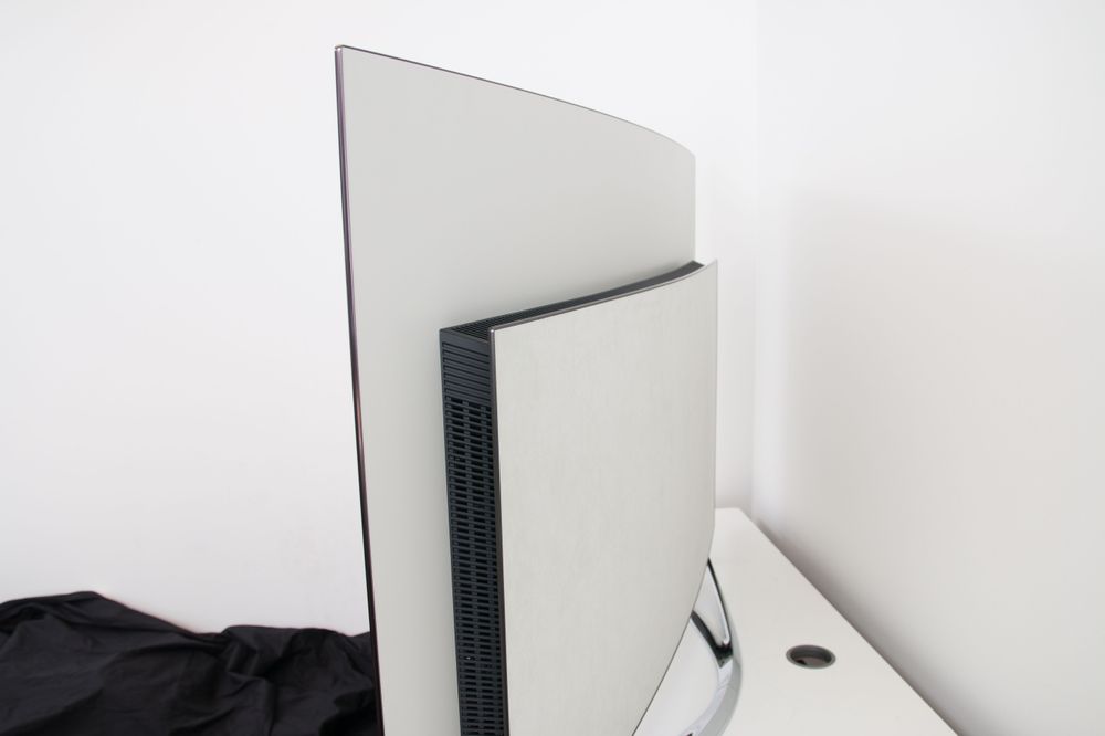 Platen som skjuler kablene er trukket i alcantara-skinn.