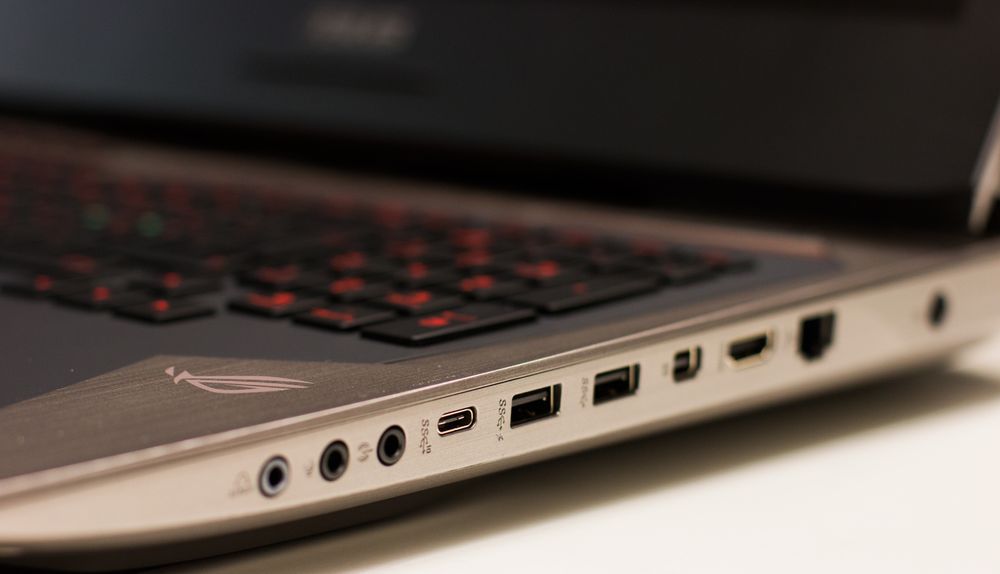 Savner du en port? Det gjør ikke vi, i alle fall. (Også har vi andre siden av maskinen, da, med flere USB-porter i tillegg.) Det er hyggelig å se en USB Type-C-port, sammen med en mini DisplayPort.