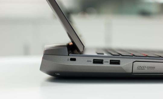 Venstresiden av maskinen har et par ekstra USB-porter, noe som bringer antallet opp til fire, i tillegg til Type-C-porten. DVD-drevet følger stadig med, til glede for alle med fysiske spill- og filmsamlinger. Mon tro om det overlever til neste års versjon.