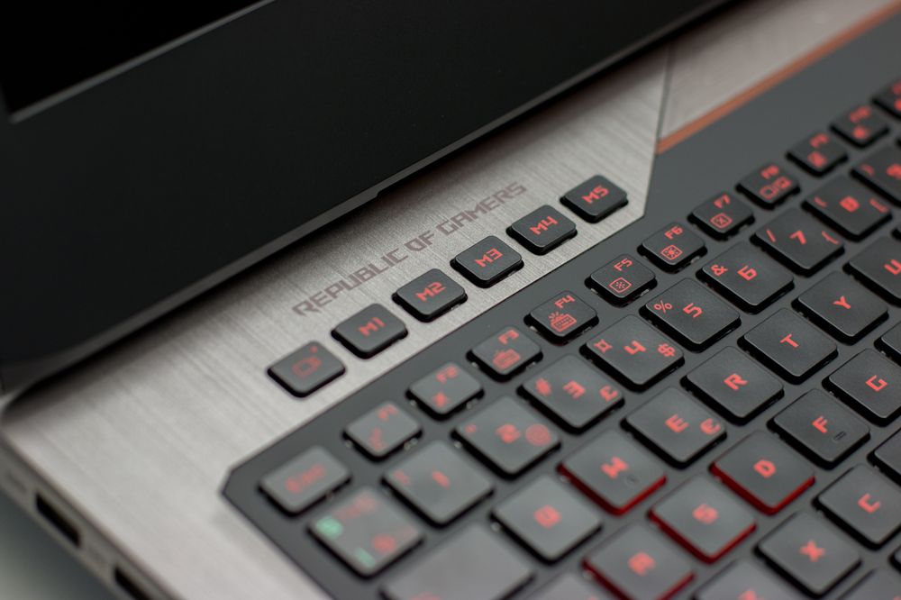 Ivrige «Twitchere» eller YouTubere får det enkelt med G752 og dens dedikerte opptakstast. Ellers kan du, ved hjelp av medfølgende «ROG Macro Key» omprogramere de fem maktotastene akkurat som du ønsker. Perfekt for MMO-spilleren.