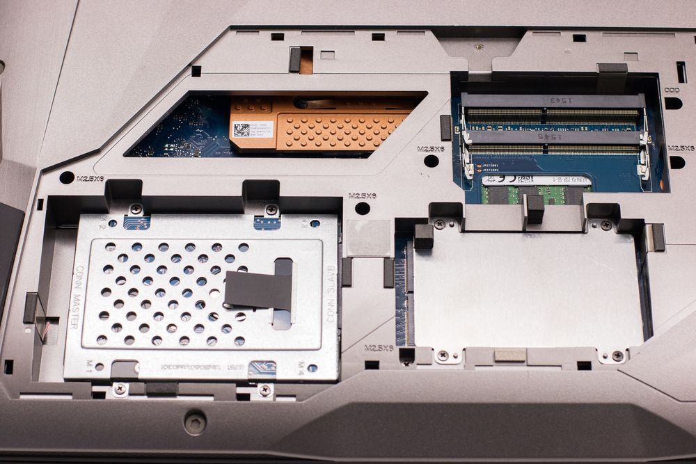 Under maskinen: Du kan sette inn en annen 2.5-tommers harddisk eller SSD om du vil. To DDR4 SO-DIMM-minnespor er også ledige for senere utvidelse av hukommelse.
