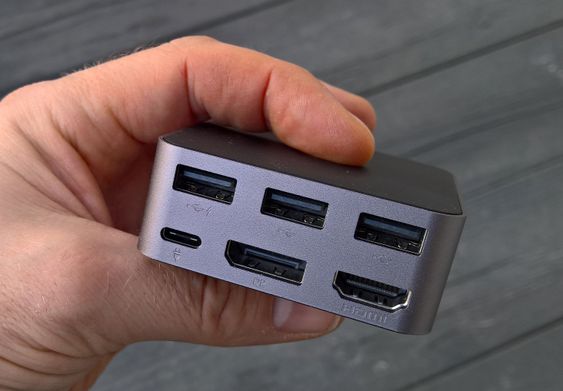 På baksiden av dokkingstasjonen finner du tre USB 2.0-porter, en HDMI-utgang, en DisplayPort-utgang, samt en USB Type-C-kontakt for tilkobling til lader.