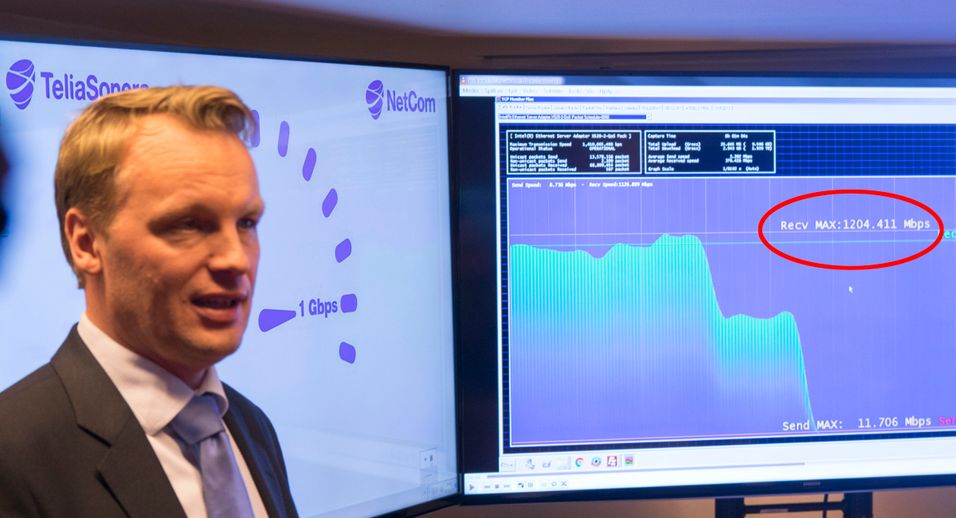 Teknologisjef Jon Christian Hillestad i Teliasonera viser frem en måling som gikk helt opp i 1,2 Gbit/s. Målingene som ble gjort på direkten for de fremmøtte la seg rett under 1000 Mbit/s.